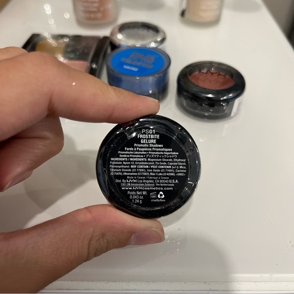 Bundle of 4 eyeshadows, 1 bkush and 2 body shimmers - Picture 8 of 14